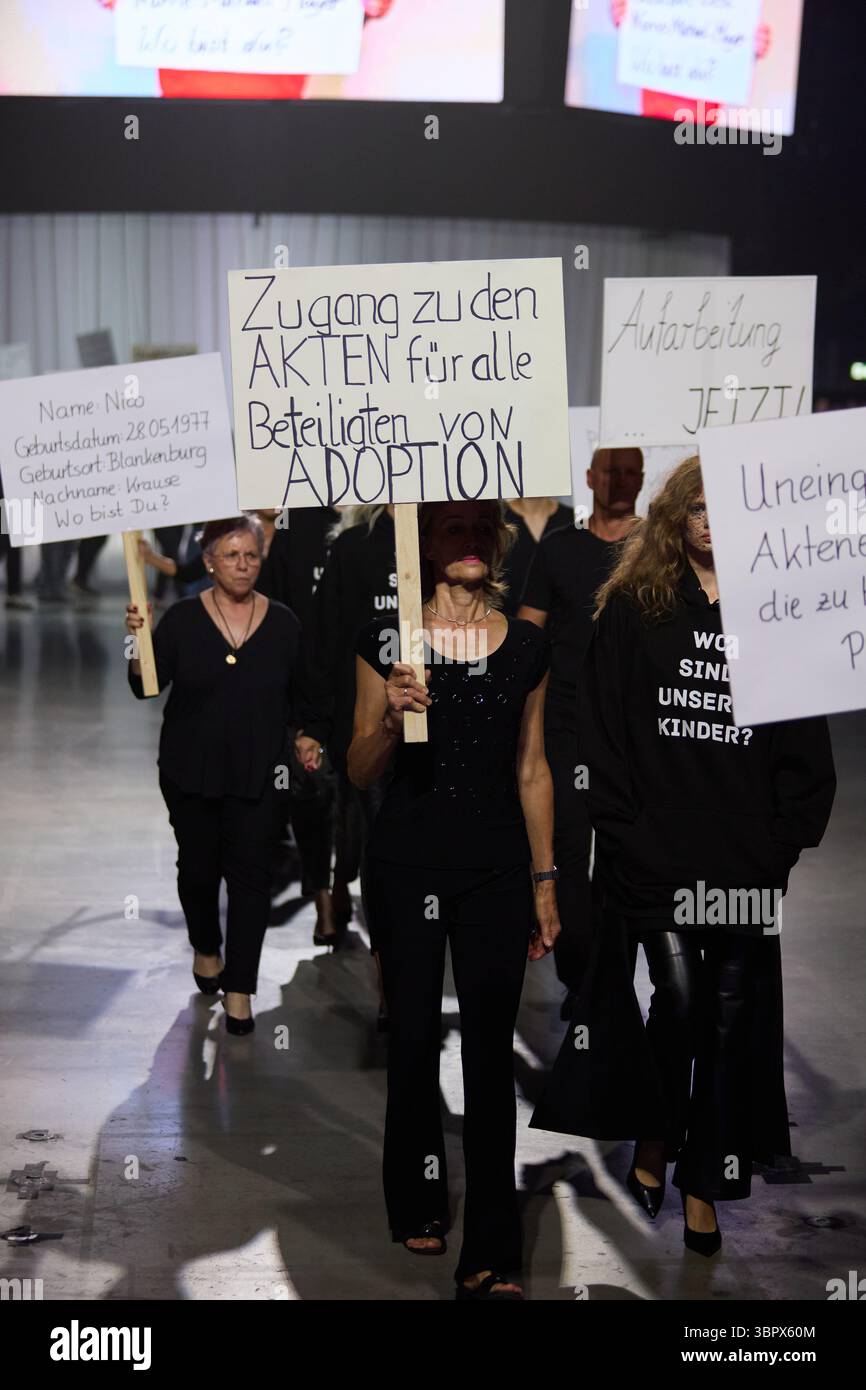 Kilian Kerner präsentiert auf der Berlin Fashion Week am 2. Juli 2025 eine Posterkampagne „Wo sind unsere Kinder“ in Berlin Stockfoto