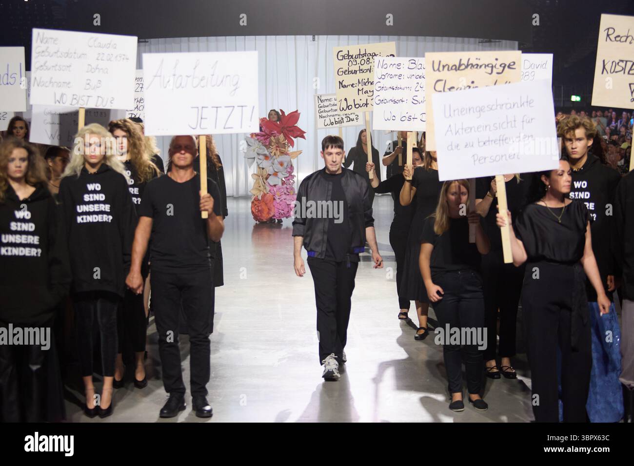 Kilian Kerner präsentiert auf der Berlin Fashion Week am 2. Juli 2025 eine Posterkampagne „Wo sind unsere Kinder“ in Berlin Stockfoto