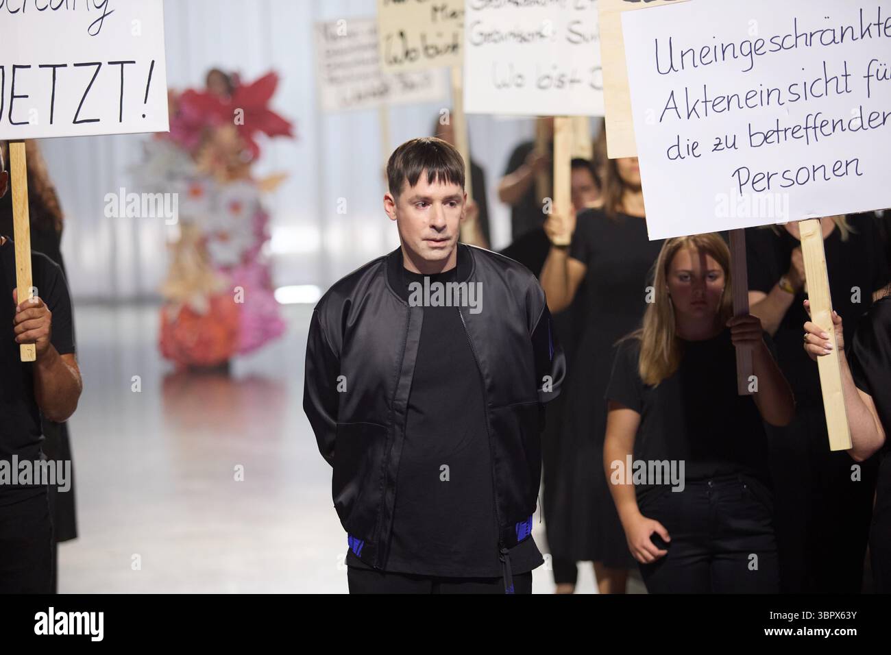 Kilian Kerner präsentiert auf der Berlin Fashion Week am 2. Juli 2025 eine Posterkampagne „Wo sind unsere Kinder“ in Berlin Stockfoto
