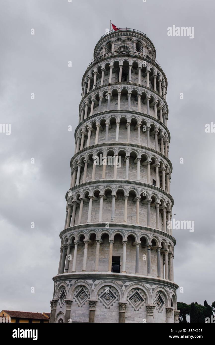 Die Lean of Time – Pisas ikonischer Turm unter grauem Himmel Stockfoto