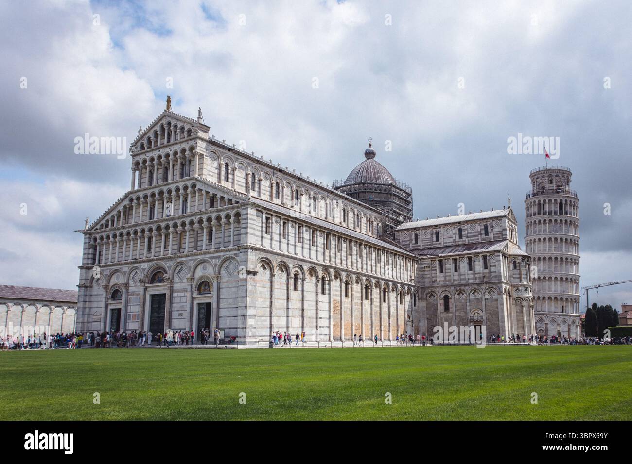 Pisa’s Trio – Kathedrale, Kuppel und Schiefer Turm unter wechselndem Himmel Stockfoto
