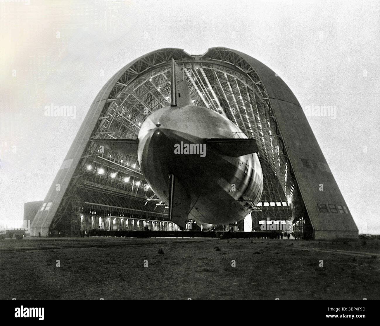 Das Luftschiff USS Macon wurde nach Hanger 1 NAS Sunnyvale, CA - 1933 verlegt Stockfoto