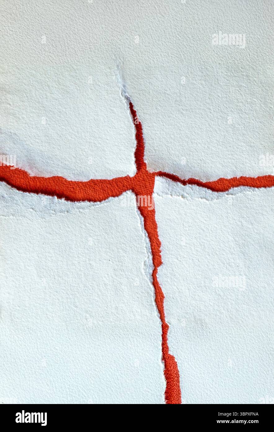 Gerissener, strukturierter Hintergrund aus rotem und weißem Papier, der ein Kreuz mit Kopierraum bildet Stockfoto