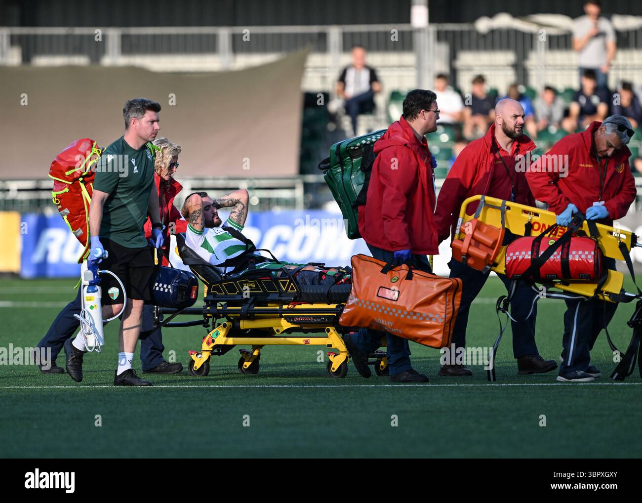 Park Hall Stadium, Oswestry, Shropshire, England, 8. Juli 2025.Leo Smith von den New Saints wird nach einer Verletzung während des New Saints of Oswestry Town & LlansantffRAID Football Club/The New Saints (TNS) gegen KF Shkëndija/Klubi i Futbollit Shkëndija (Shkëndija) in der ersten Qualifikationsrunde der Champions League 2025/2026 in Park Hall gestreckt. (Kreditbild: ©Cody Froggatt/Alamy Live News) Stockfoto