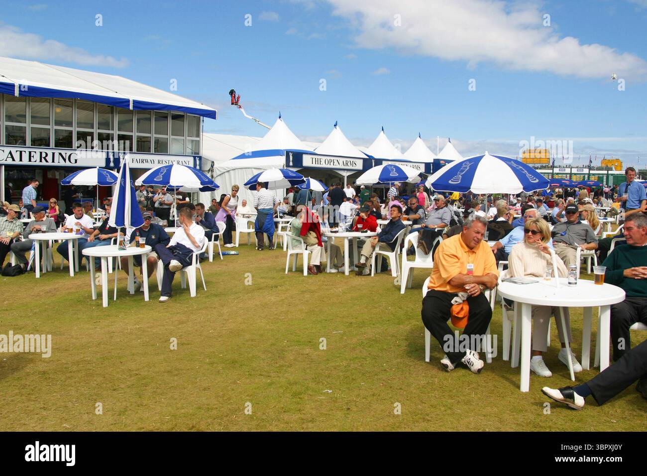 Öffentliche Gastronomie und Zeltdorf 020718/Muirfield, Schottland / Foto Mark Newcombe / die 131. Open Championship 2002 die 2002 Open Championship war eine große Herrenmeisterschaft und die 131. Open Championship, die vom 18. Bis 21. Juli in Muirfield Golf Links in Gullane, East Lothian, Schottland ausgetragen wurde Stockfoto