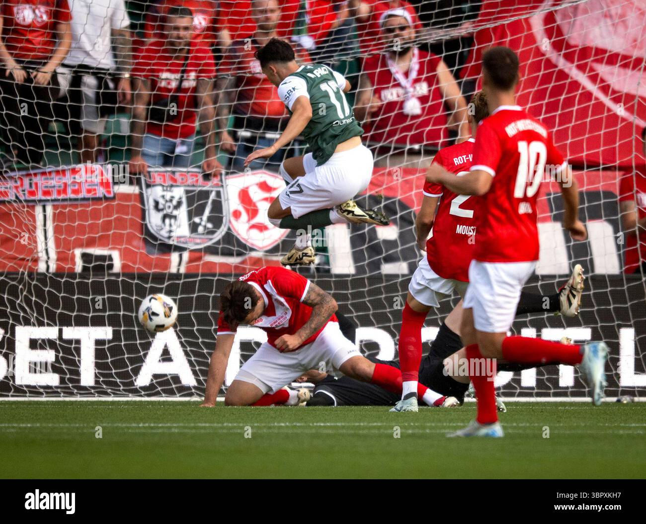 Edinburgh, Großbritannien. Juli 2025. Mittelfeldspieler Jamie McGrath, Mittelfeldspieler HibsÕ, erzielte mit 1-0 Punkten die Heimmannschaft, als Hibs in einem Vorsaison-Friendly zum Auftakt ihrer 150-jährigen Jubiläumsfeier im Easter Road Stadium in Edinburgh gegen die deutsche Mannschaft Rot-Weiss Essen antritt. UK Credit: Ian Jacobs/Alamy Live News Stockfoto