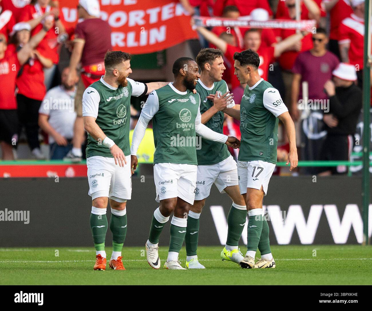 Edinburgh, Großbritannien. Juli 2025. HibsÕ Stürmer Junior Hoilett wird von Teamkollegen gemobbt, nachdem er die Heimmannschaft 2-0 vor sich gebracht hat, als Hibs in einem Vorsaison-Friendly zum Auftakt ihrer 150-jährigen Jubiläumsfeier im Easter Road Stadium in Edinburgh gegen die deutsche Mannschaft Rot-Weiss Essen antritt. UK Credit: Ian Jacobs/Alamy Live News Stockfoto
