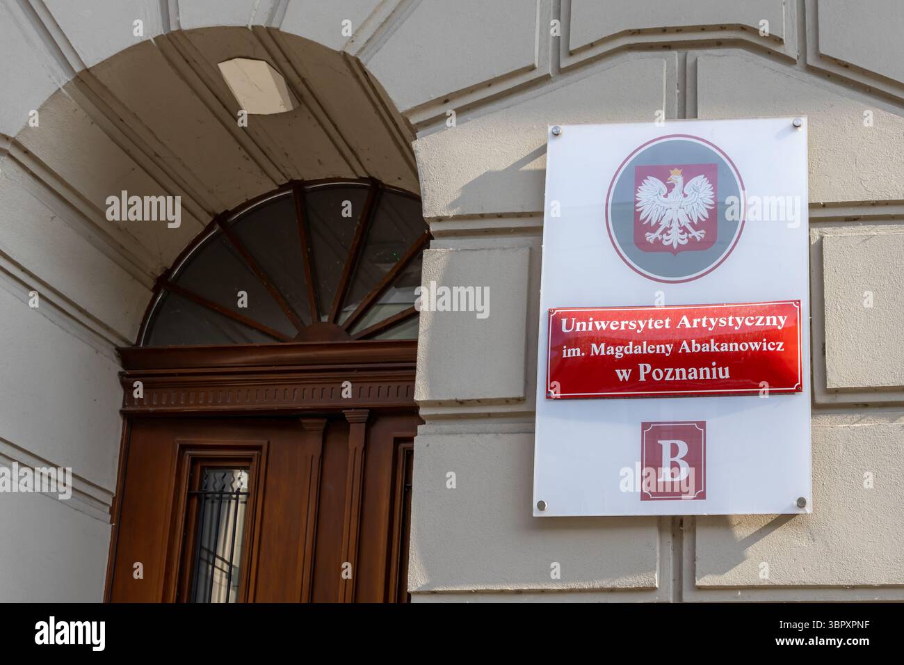 Posen, Polen – 18. Juni 2025: Die Universität der Künste mit dem Namensschild Poznaniu auf dem traditionellen Universitätsgebäude, das die Kunstausbildung darstellt Stockfoto