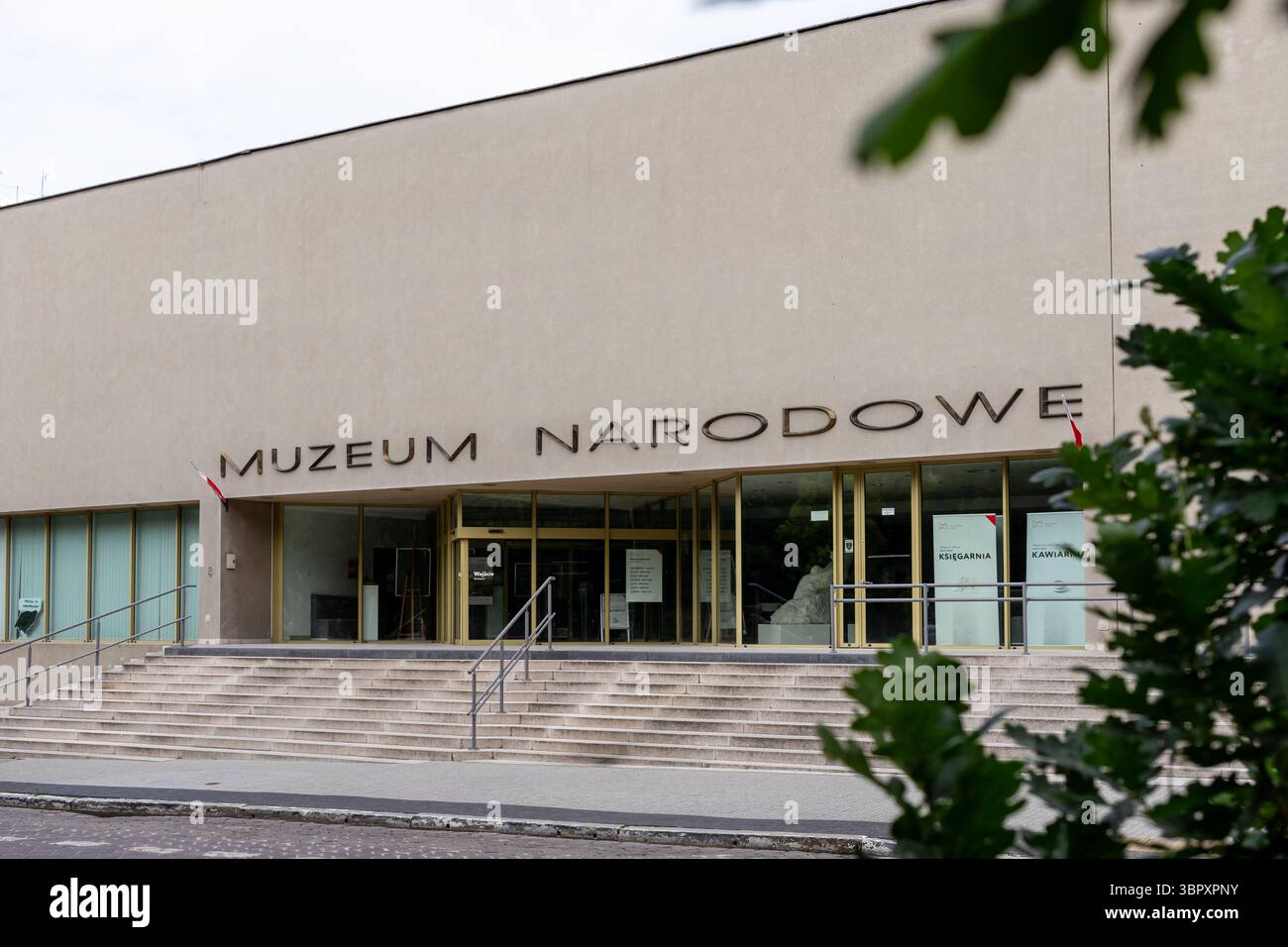 Posen, Polen - 18. Juni 2025: Muzeum Narodowe, eine bedeutende kulturelle Institution mit moderner Architektur, einladendem Eingang und breiter Straße Stockfoto