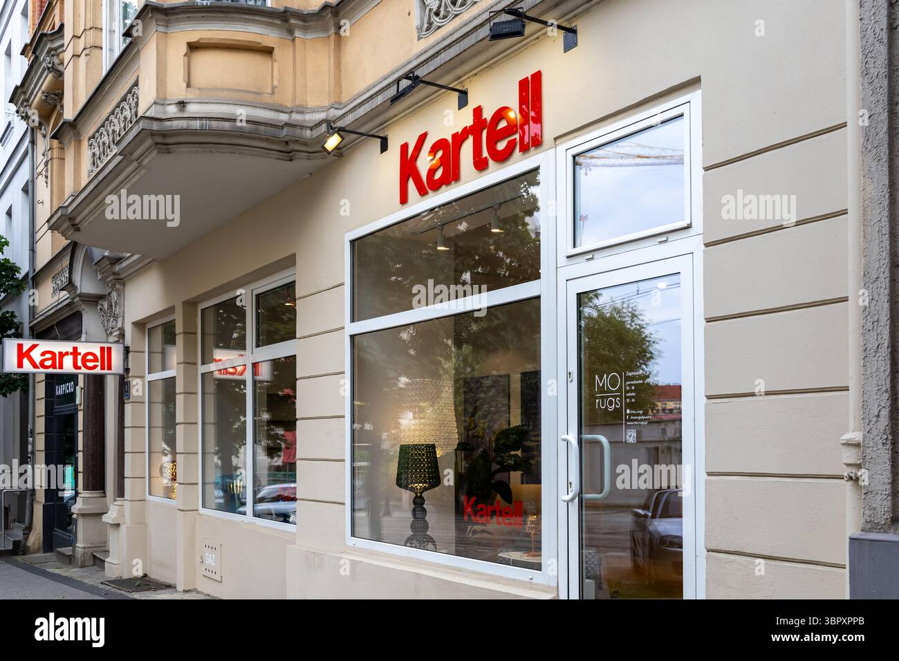 Posen, Polen - 18. Juni 2025: Die Fassade des Kartell-Einzelhandels zeigt sein markantes rotes Logo und moderne Kunststoffmöbel durch große Glasfenster Stockfoto