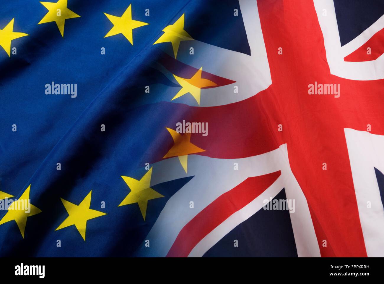 Britische Flagge und EU-Flagge werden einander überlagert Stockfoto