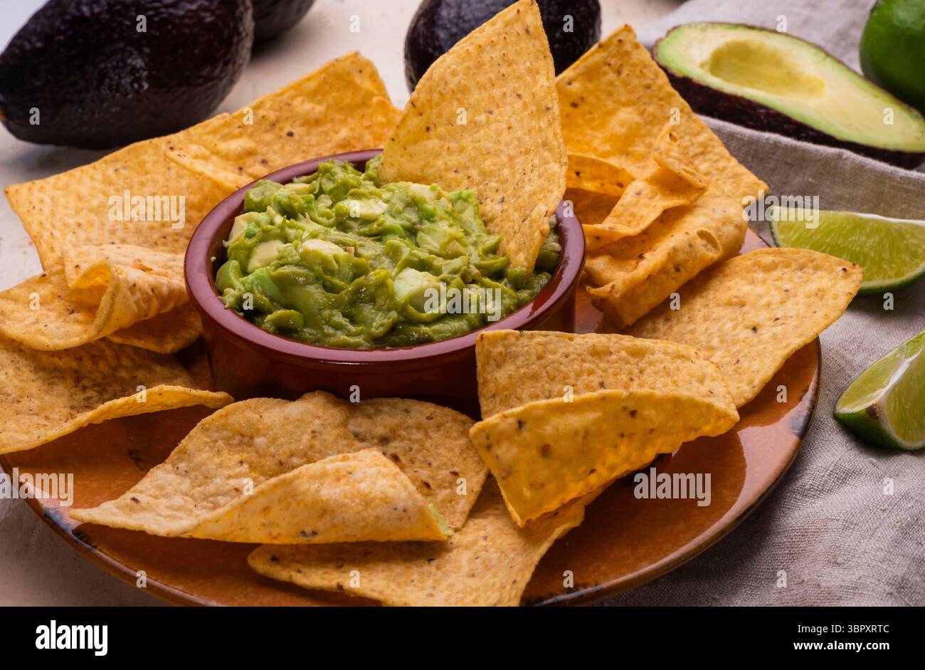 Guacamole und Taco-Chips auf Teller Stockfoto