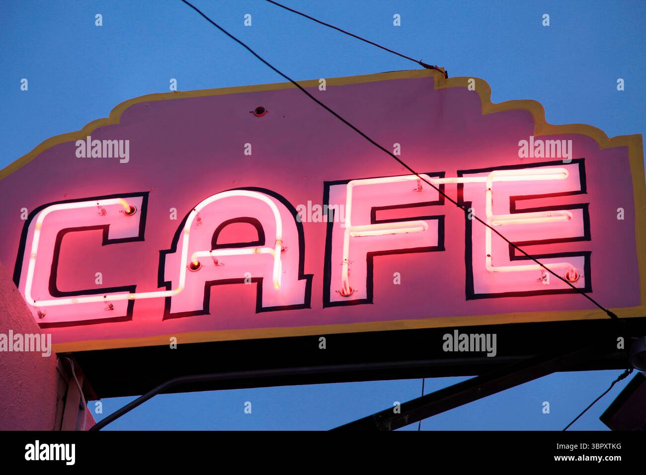 Rotes Vintage Cafe Neonschild Stockfoto