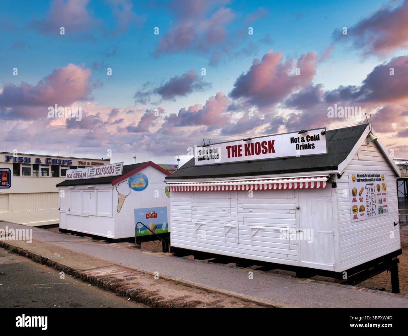 Der Strand-Food-Kiosk wartet auf den Zustrom von Sommerferien, Paignton, Torbay, South Devon. Stockfoto