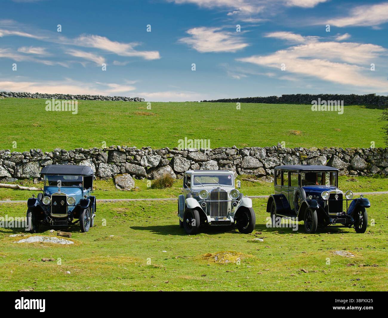Drei Oldtimer parken in Dartmoor, Devon, Südwestengland. Stockfoto