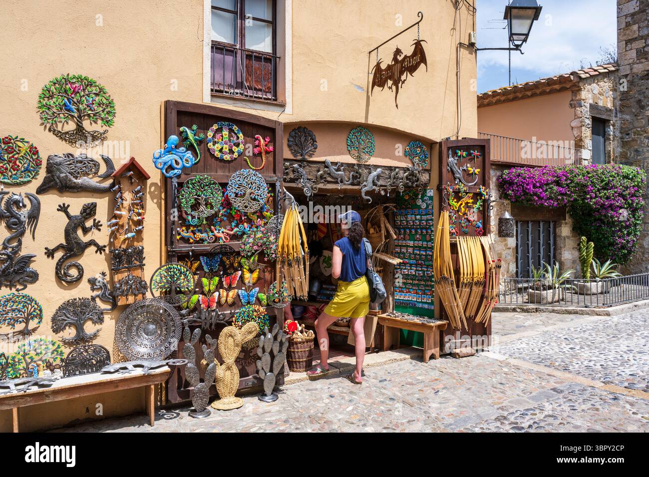 Souvenirladen in Carrer del Pont Vell in der mittelalterlichen Stadt Besalú in der spanischen Region Katalonien Stockfoto
