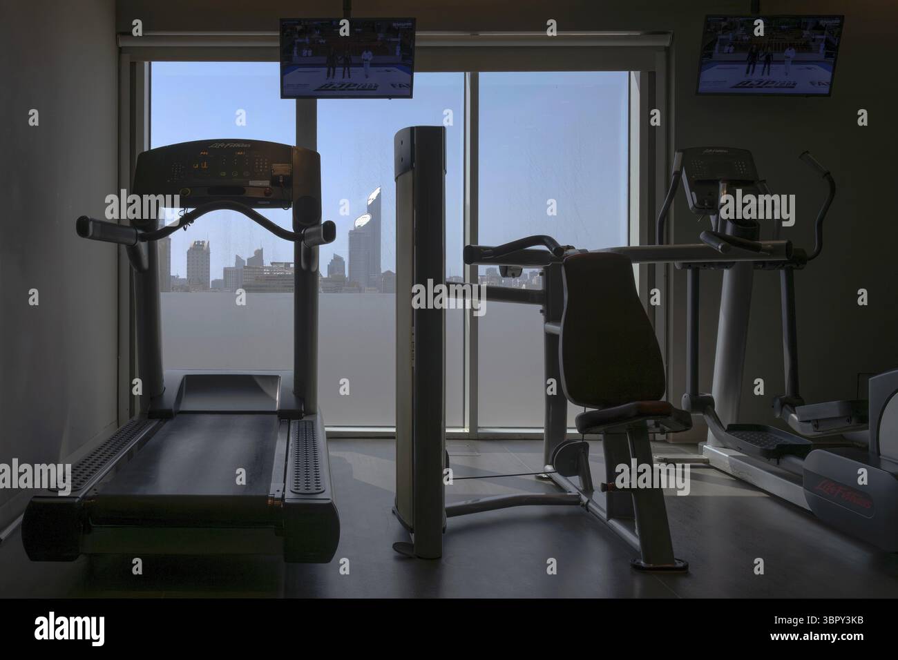 Fitnesscenter mit Blick auf die Stadt, Abu Dhabi, Vereinigte Arabische Emirate Stockfoto