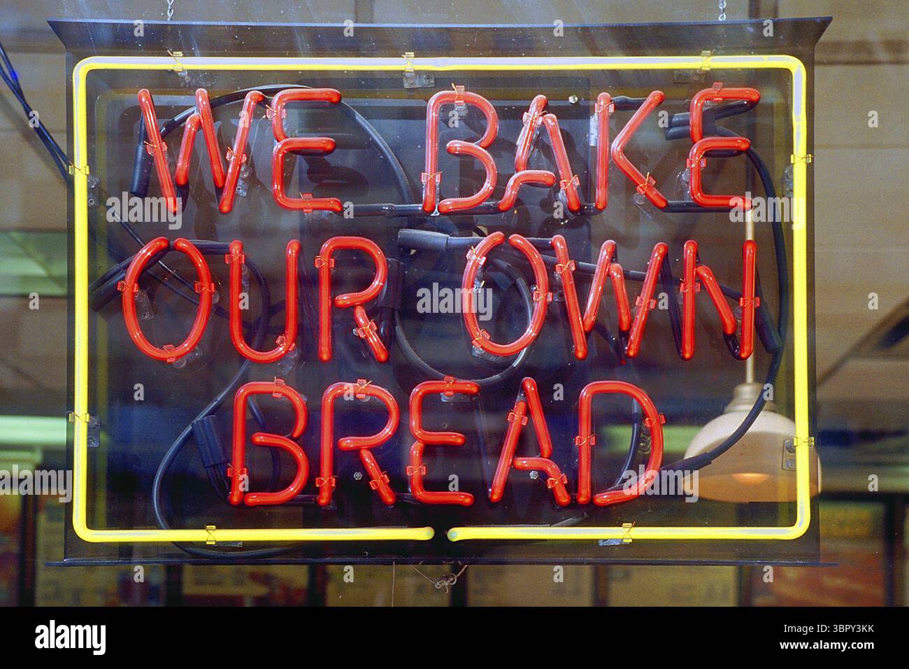 Beleuchtete Werbung für eine Bäckerei, New York City, USA Stockfoto