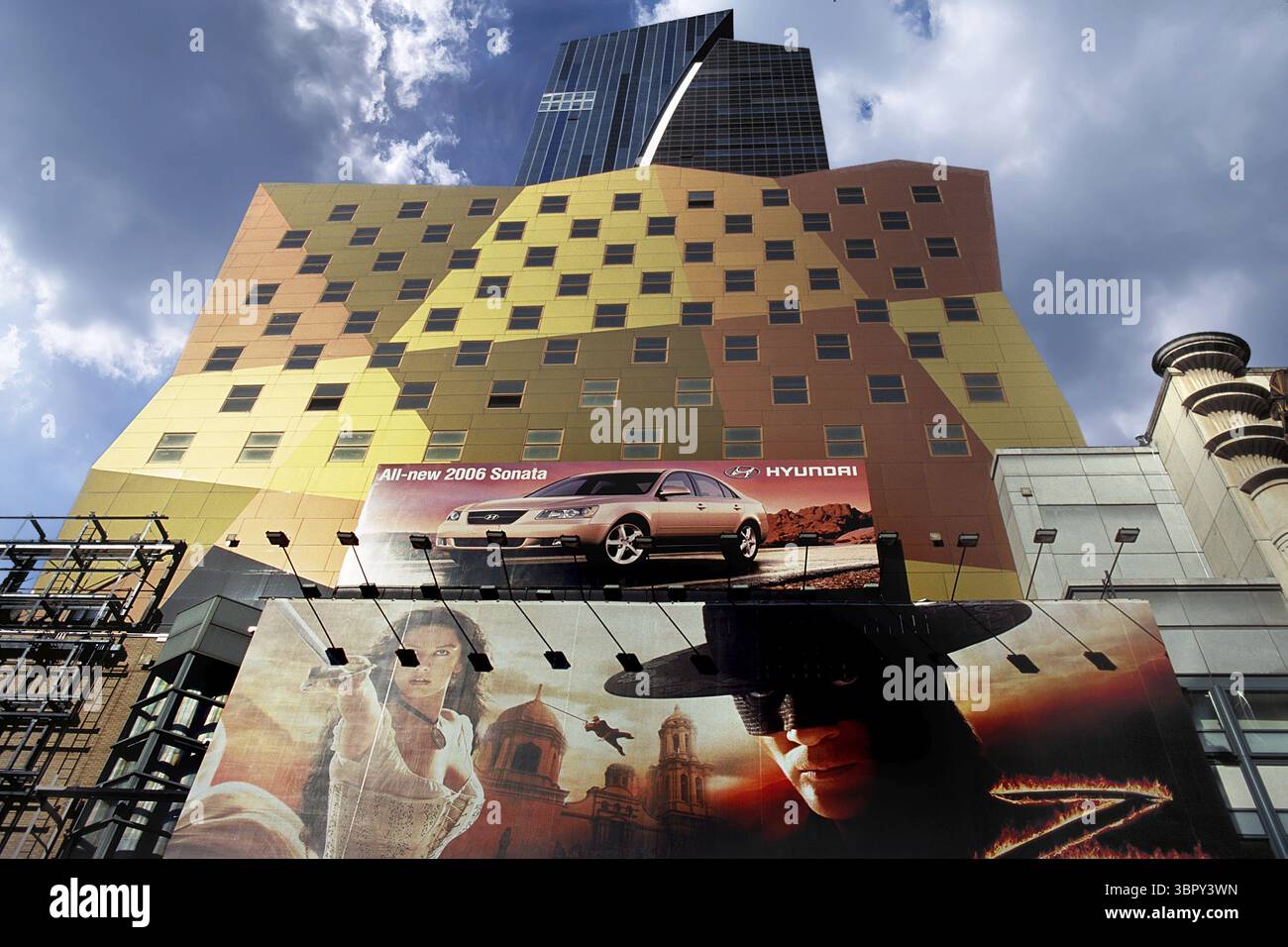 Reklametafeln an der Fassade eines Hochhauses in New York City, USA Stockfoto