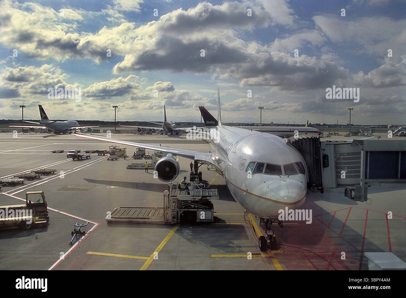 Kennedy Airport, ein Passagierflugzeug wird geladen, New York City, USA Stockfoto
