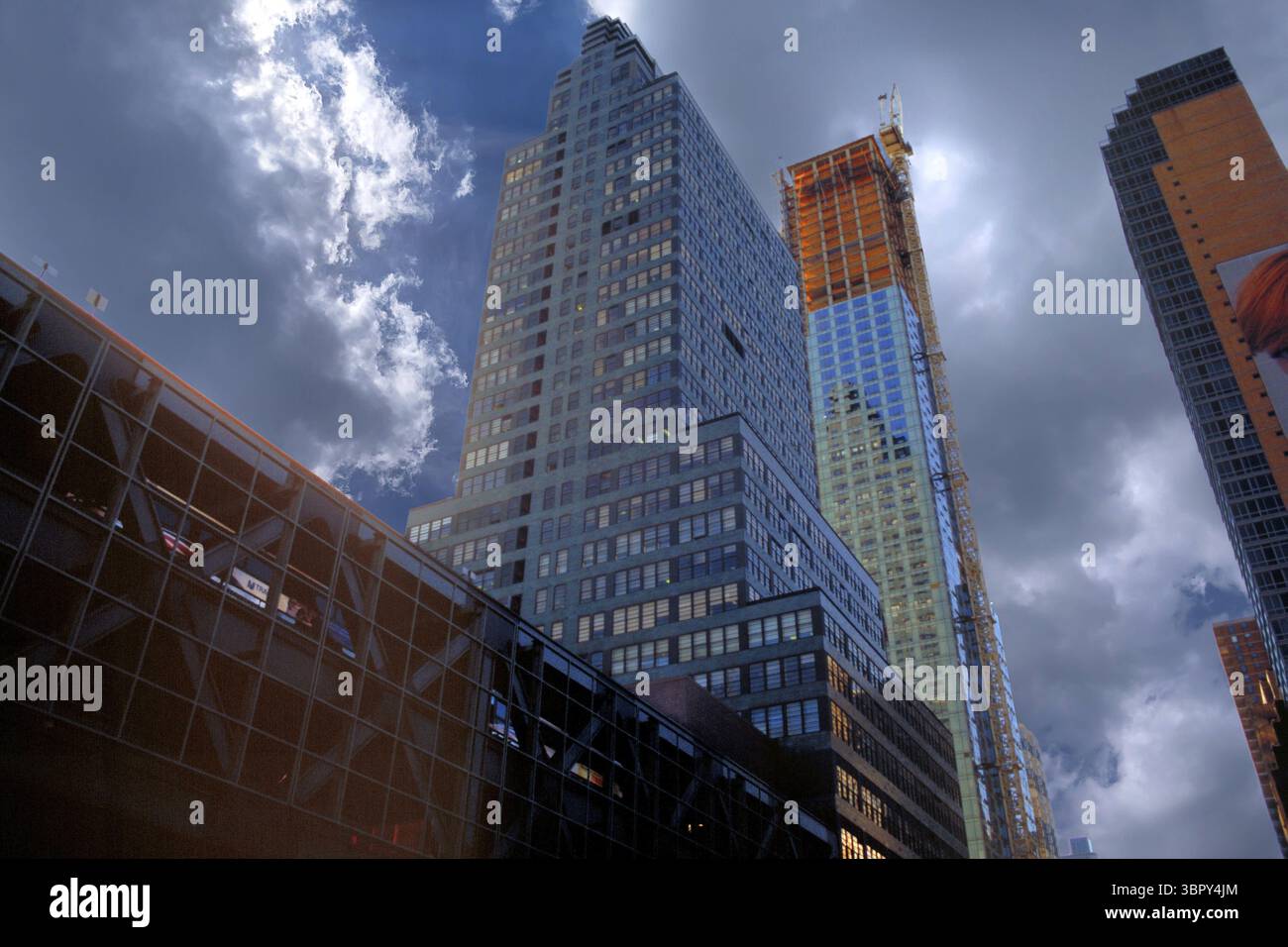 Hochhäuser und ein Wolkenkratzer im Bau, Manhattan, New York City, USA Stockfoto