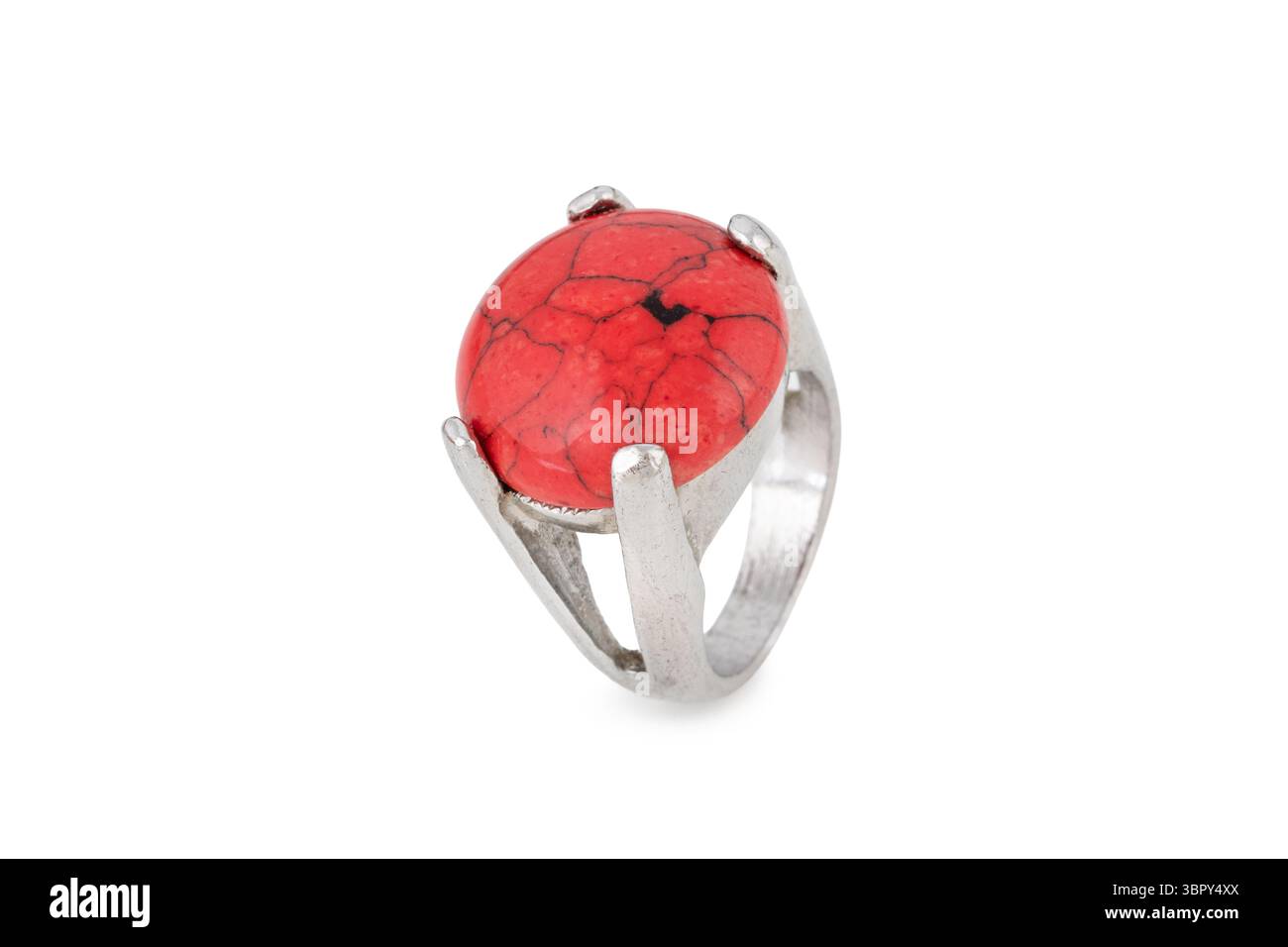 Alter silberner Fingerring für Frauen, mit rotem Stein, isoliert auf weißem Hintergrund mit Bokeh Stockfoto