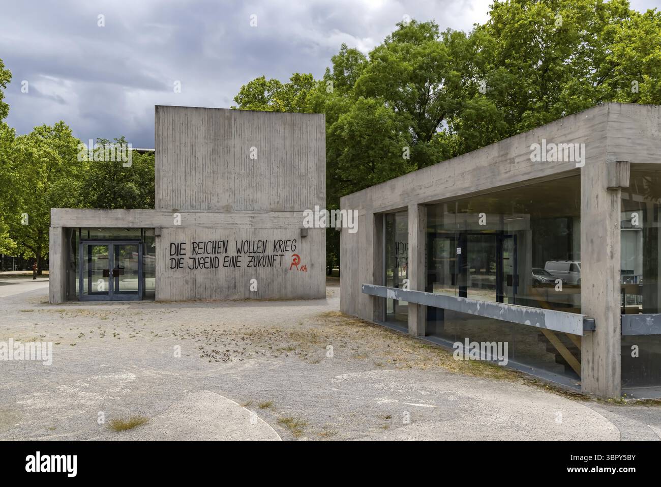 Die Reichen wollen Krieg. Die Jugend will eine Zukunft. Illegaler Protest in einem Gebäude in der Nähe der Universität Stuttgart. Stuttgart, Baden-Württemberg, Deutschland Stockfoto