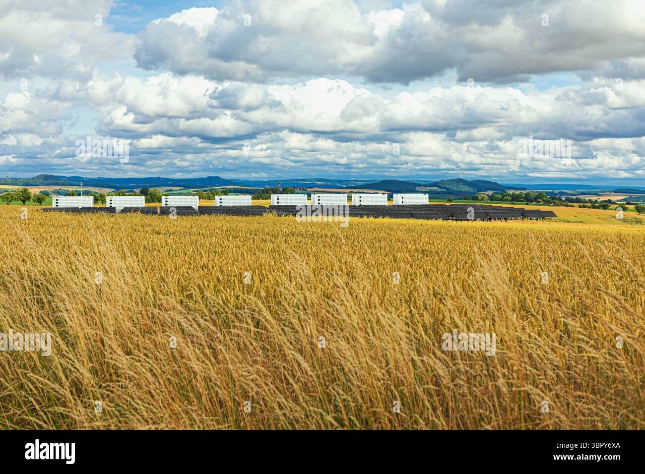 Ein modernes Solarfeld mit Batteriespeicher in der Natur Stockfoto