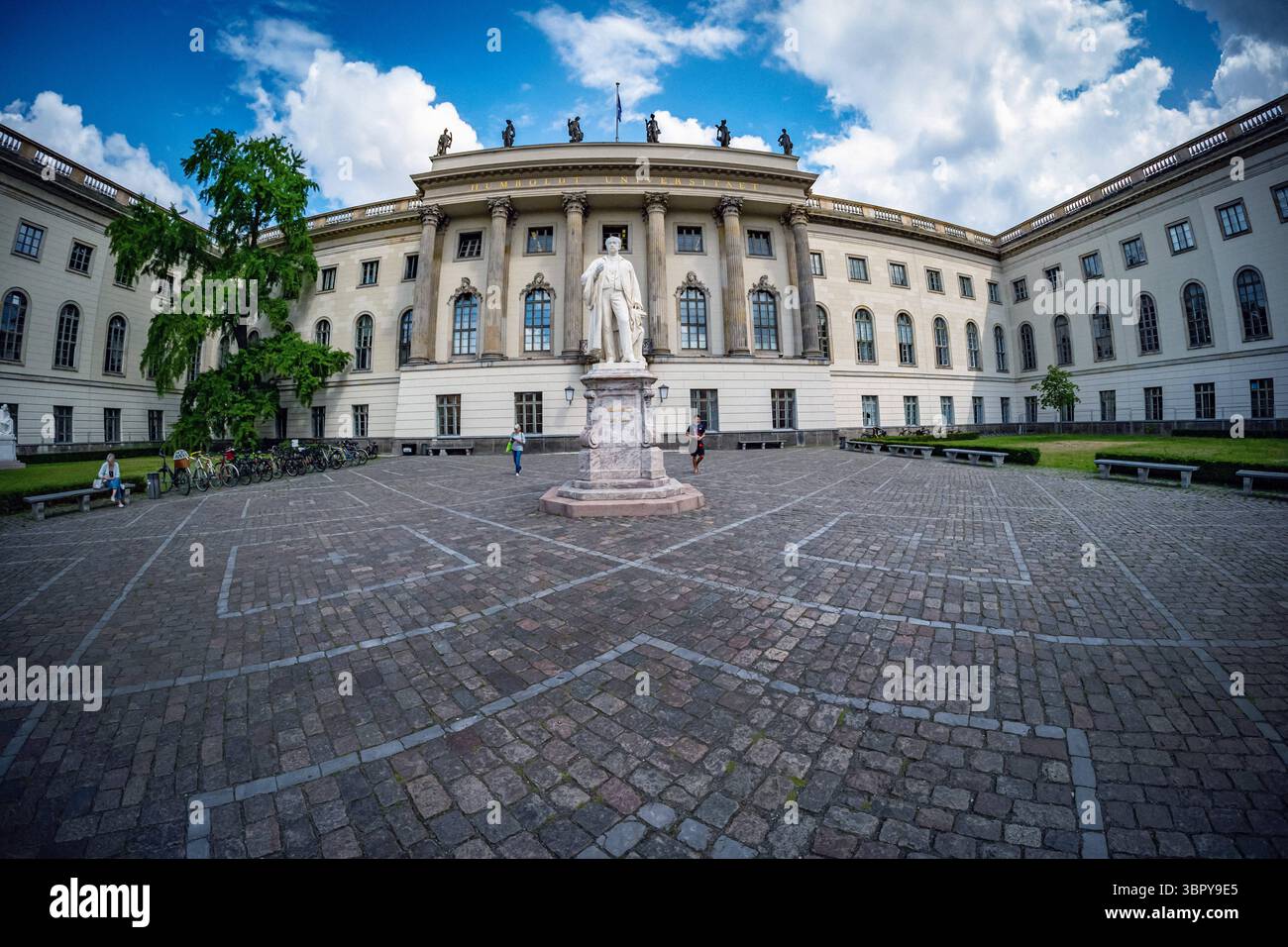 Berlin Mitte, Humboldt Universität, Straße unter den Linden - 10.07.2025 Berlin *** Berlin Mitte, Humboldt University HUB, Straße unter den Linden 10 07 2025 Berlin Stockfoto