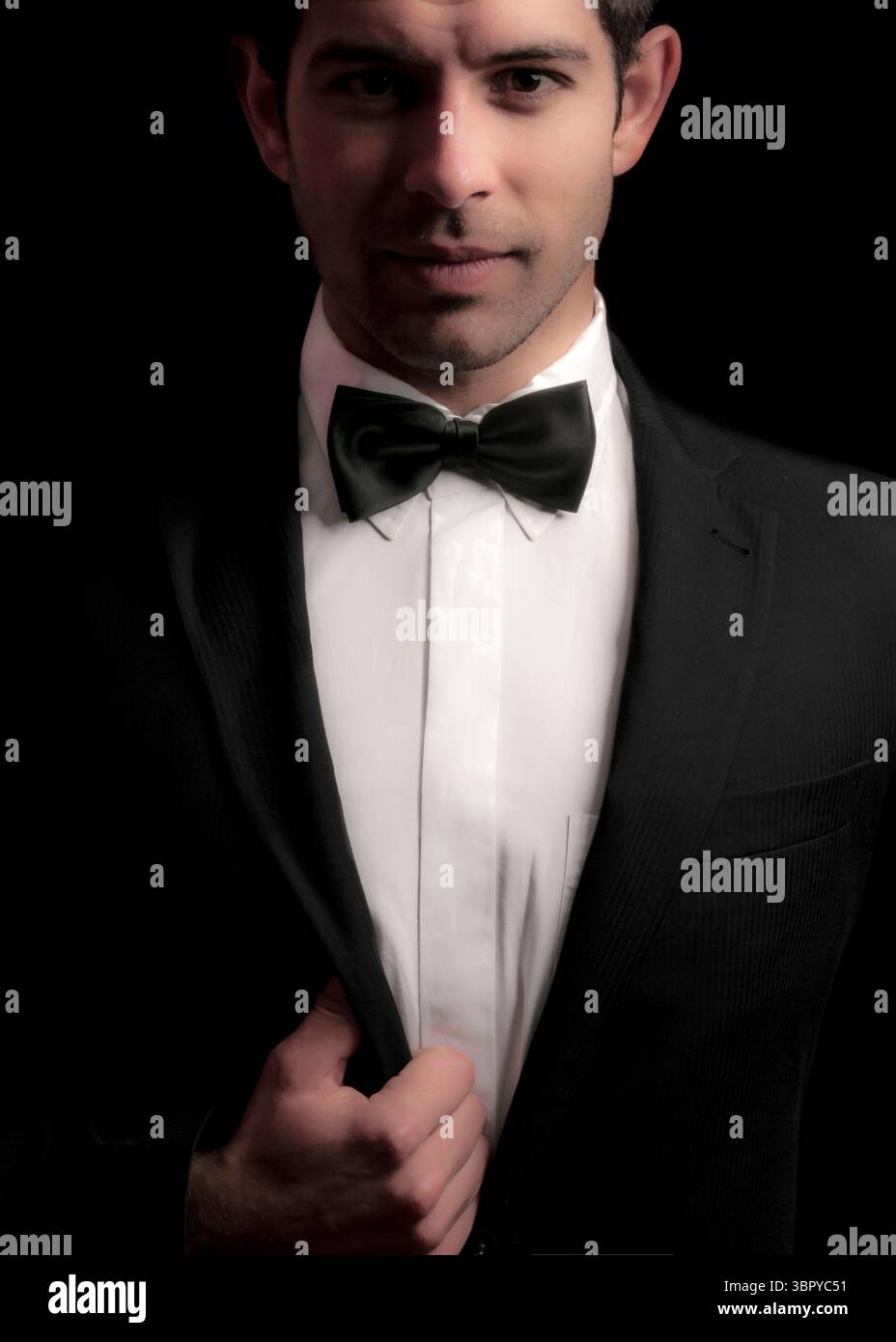 Ein Mann im Smoking passt seine Jacke an. Stockfoto