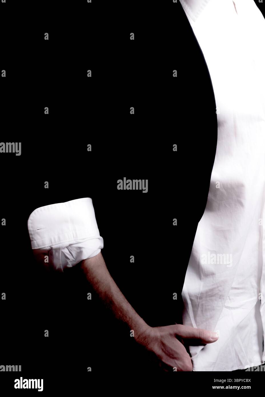 Eine Person, die ein weißes Hemd trägt, mit sichtbarem Ärmelbündchen und gebeugtem Arm am Ellbogen. Stockfoto