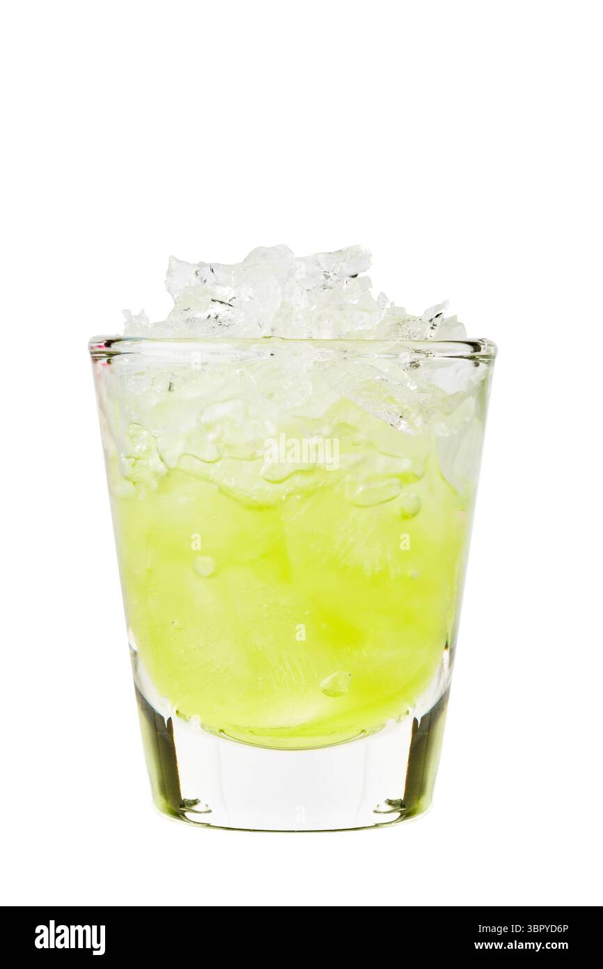 Grünes Getränk gekühlt mit Eis in Glas auf weiß Stockfoto