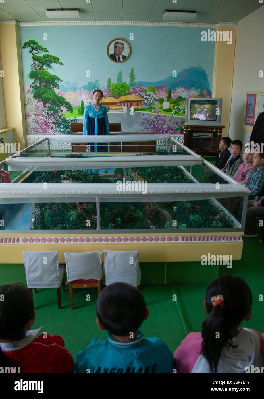 Der Lehrer gibt eine Lektion über Kim il Sing in der Grundschule Kwangbok, DGC, Pjöngjang, Nordkorea Stockfoto