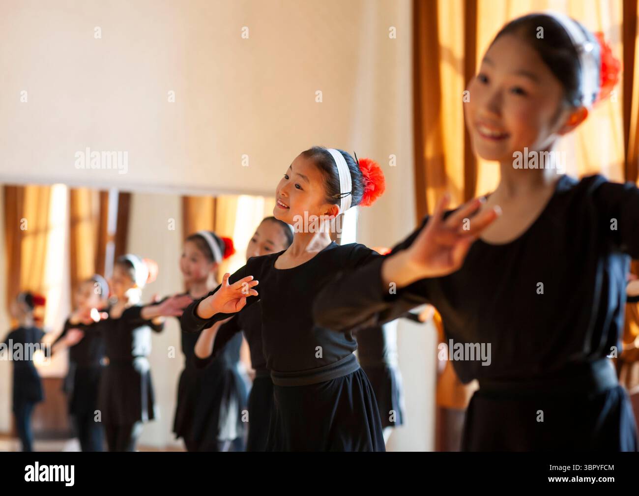 Mädchen besuchen einen Tanzkurs im Mangyongdae Kinderpalast, DGC, Pjöngjang, Nordkorea Stockfoto