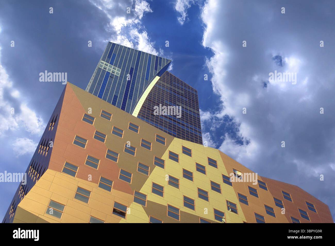 Farbenfrohe Fassade eines Hochhauses in New York City, USA Stockfoto