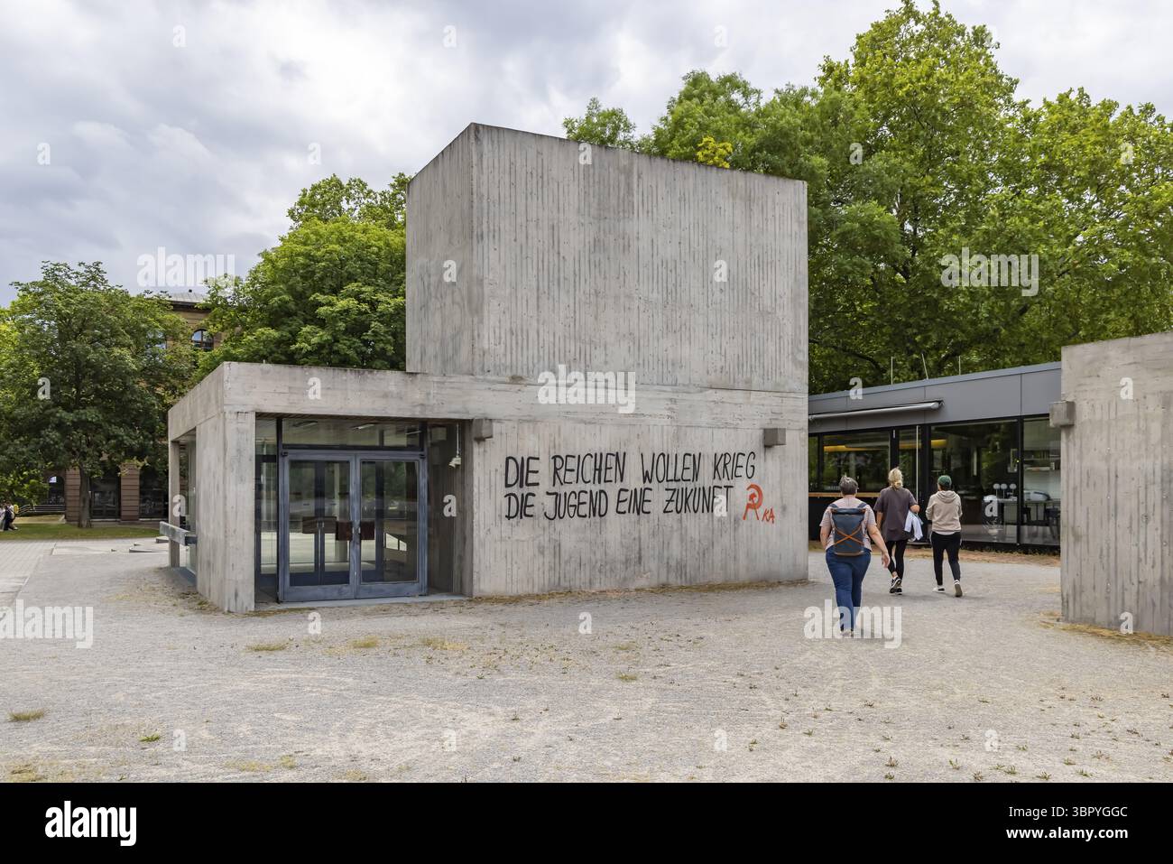 Die Reichen wollen Krieg. Die Jugend will eine Zukunft. Illegaler Protest in einem Gebäude in der Nähe der Universität Stuttgart. Stuttgart, Baden-Württemberg, Deutschland Stockfoto