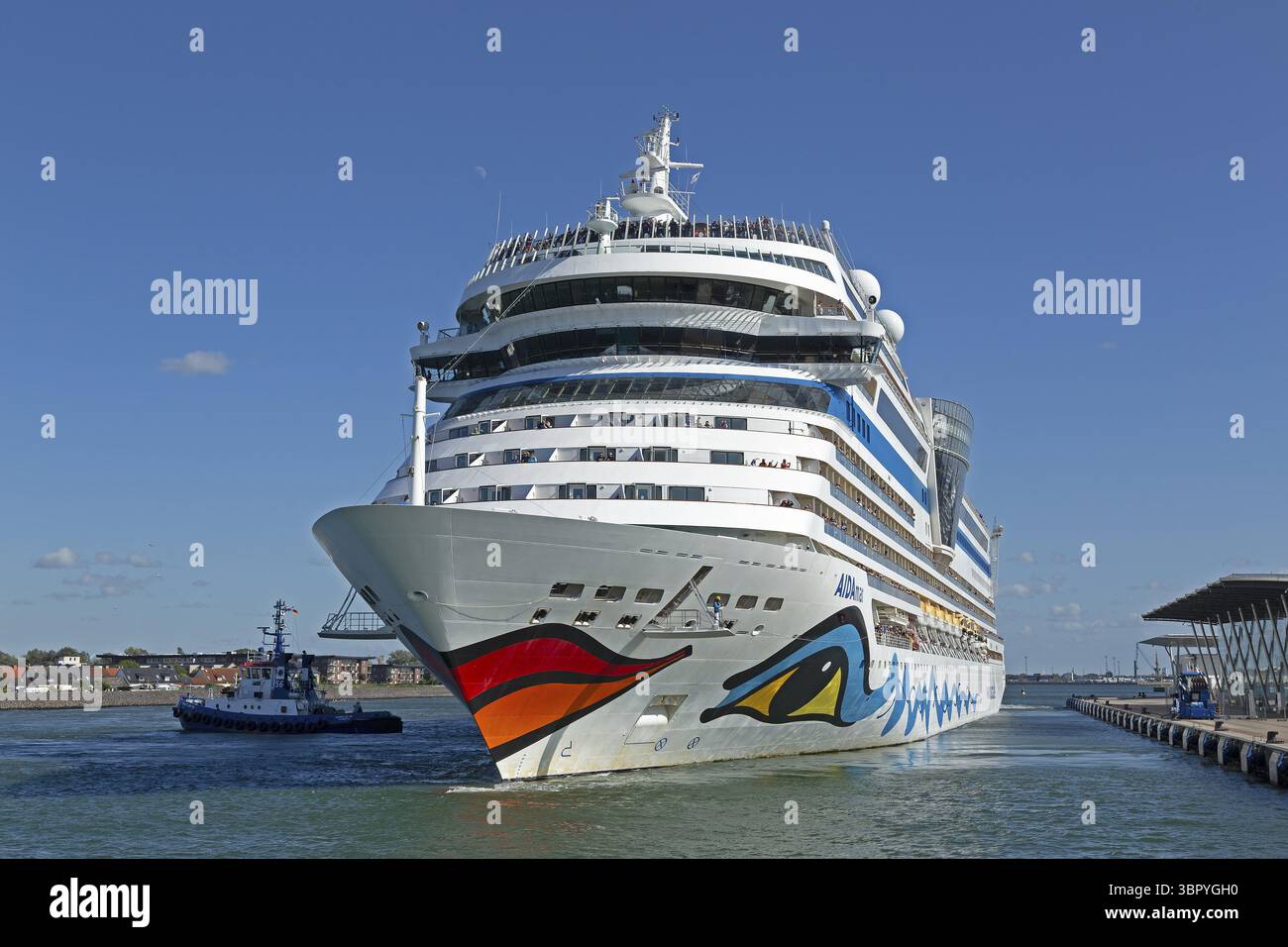 Kreuzfahrtschiff AIDA nova Casting off, Schlepper, Warnow, Warnemünde, Rostock, Mecklenburg-Vorpommern, Deutschland Stockfoto
