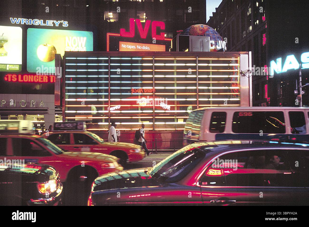 Straßenszene bei Nacht in Manhattan, New York City, USA Stockfoto