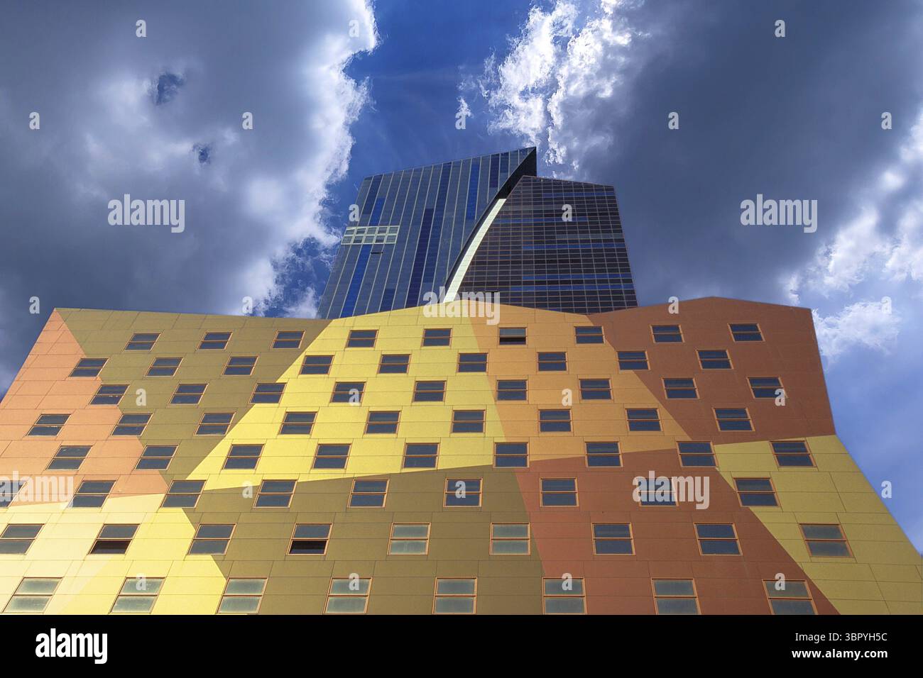 Farbenfrohe Fassade eines Hochhauses in New York City, USA Stockfoto