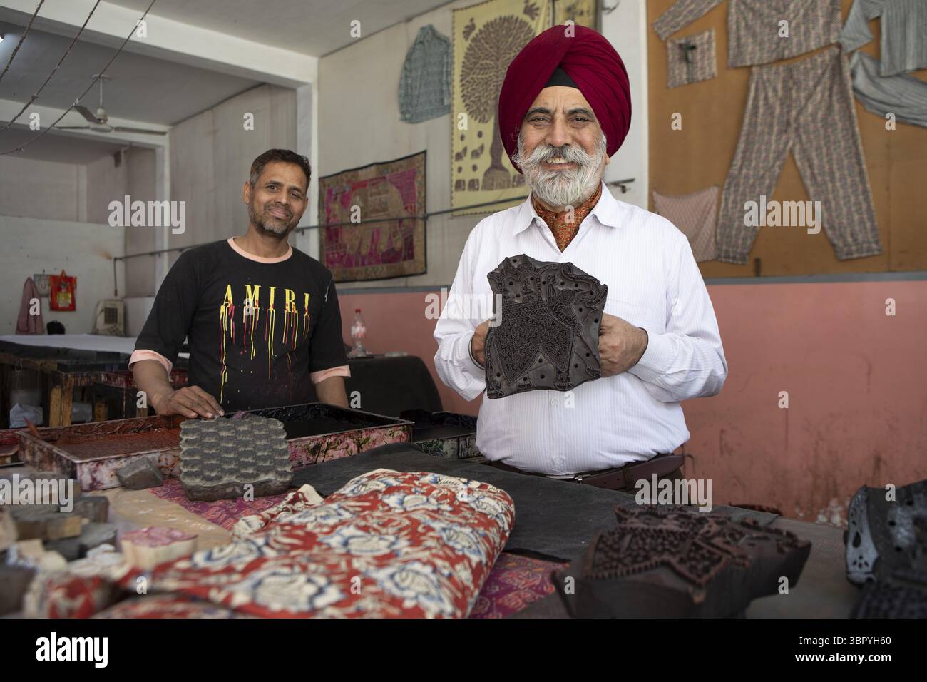 Indische Männer zeigen Holzplatten für Holzschnitte, Jaipur, Rajasthan, Indien Stockfoto