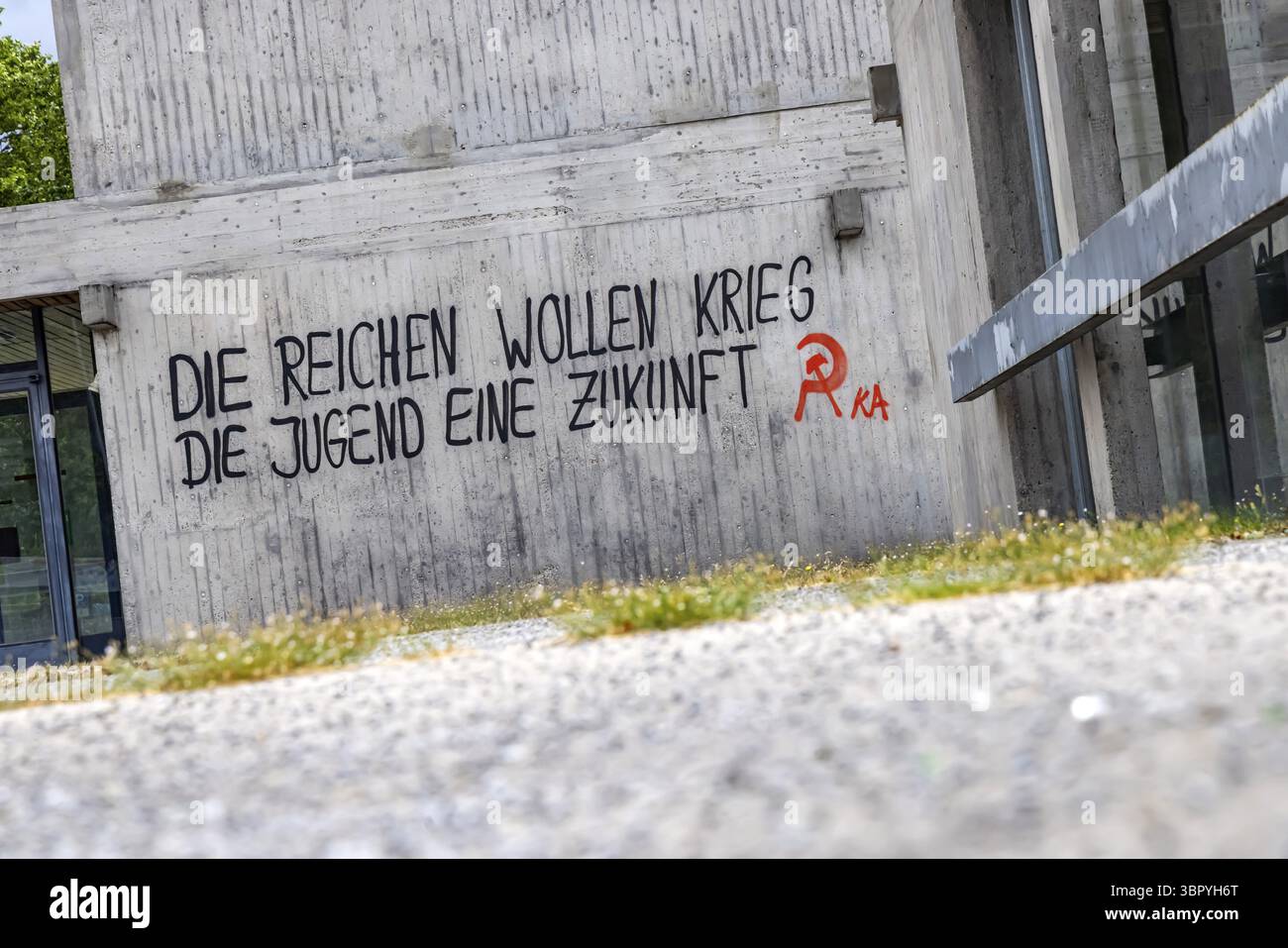 Die Reichen wollen Krieg. Die Jugend will eine Zukunft. Illegaler Protest in einem Gebäude in der Nähe der Universität Stuttgart. Stuttgart, Baden-Württemberg, Deutschland Stockfoto