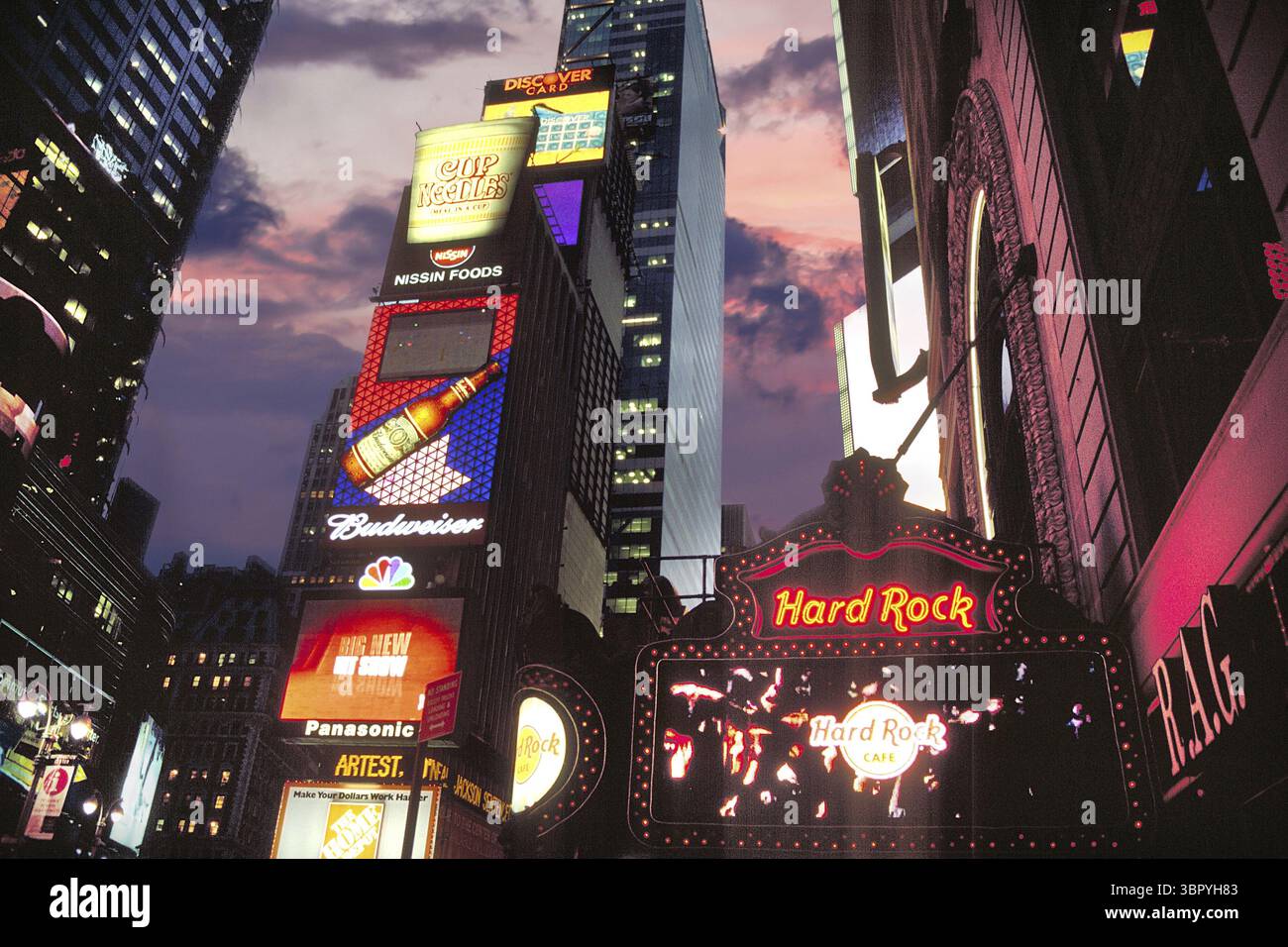 Time Square am Abend, auf der rechten Seite das Hard Rock Cafe, New York City, USA Stockfoto