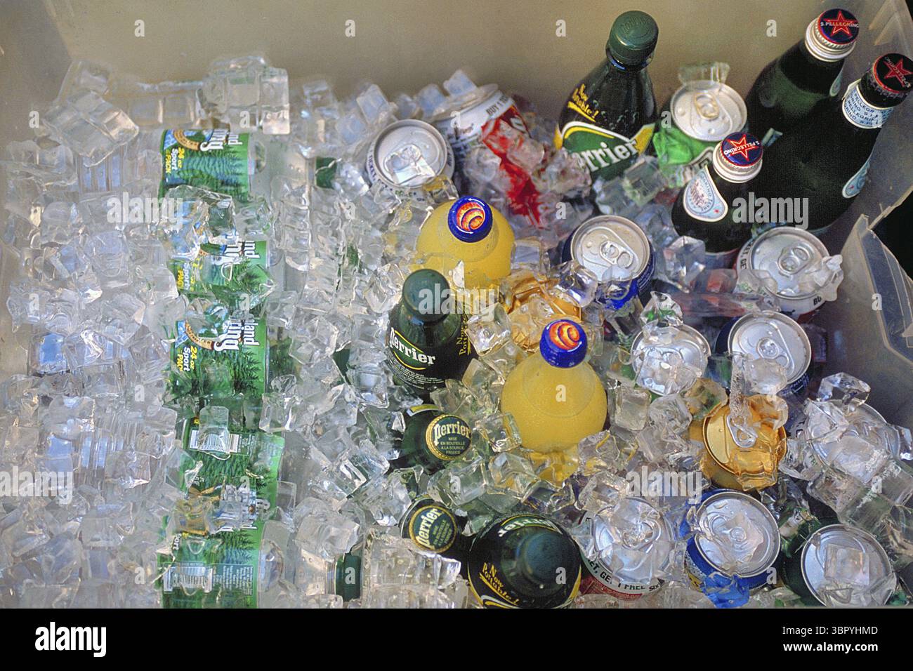 Getränkekarton gefüllt mit Eiswürfeln in einer Bar, New York, City, USA Stockfoto