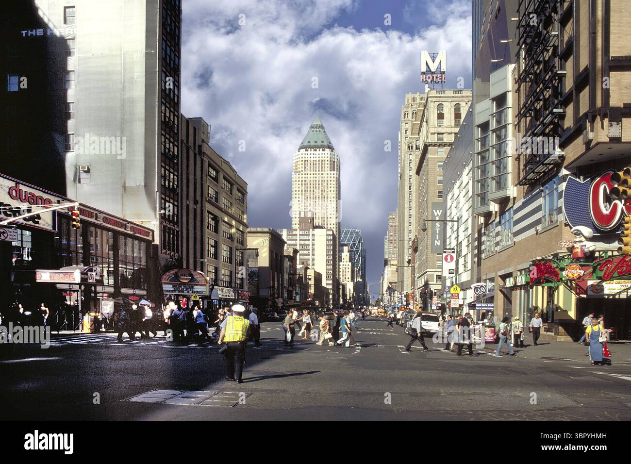 Straße mit dem One Worldwide Plaza, Wohnkomplex in Manhattan New York City, USA Stockfoto