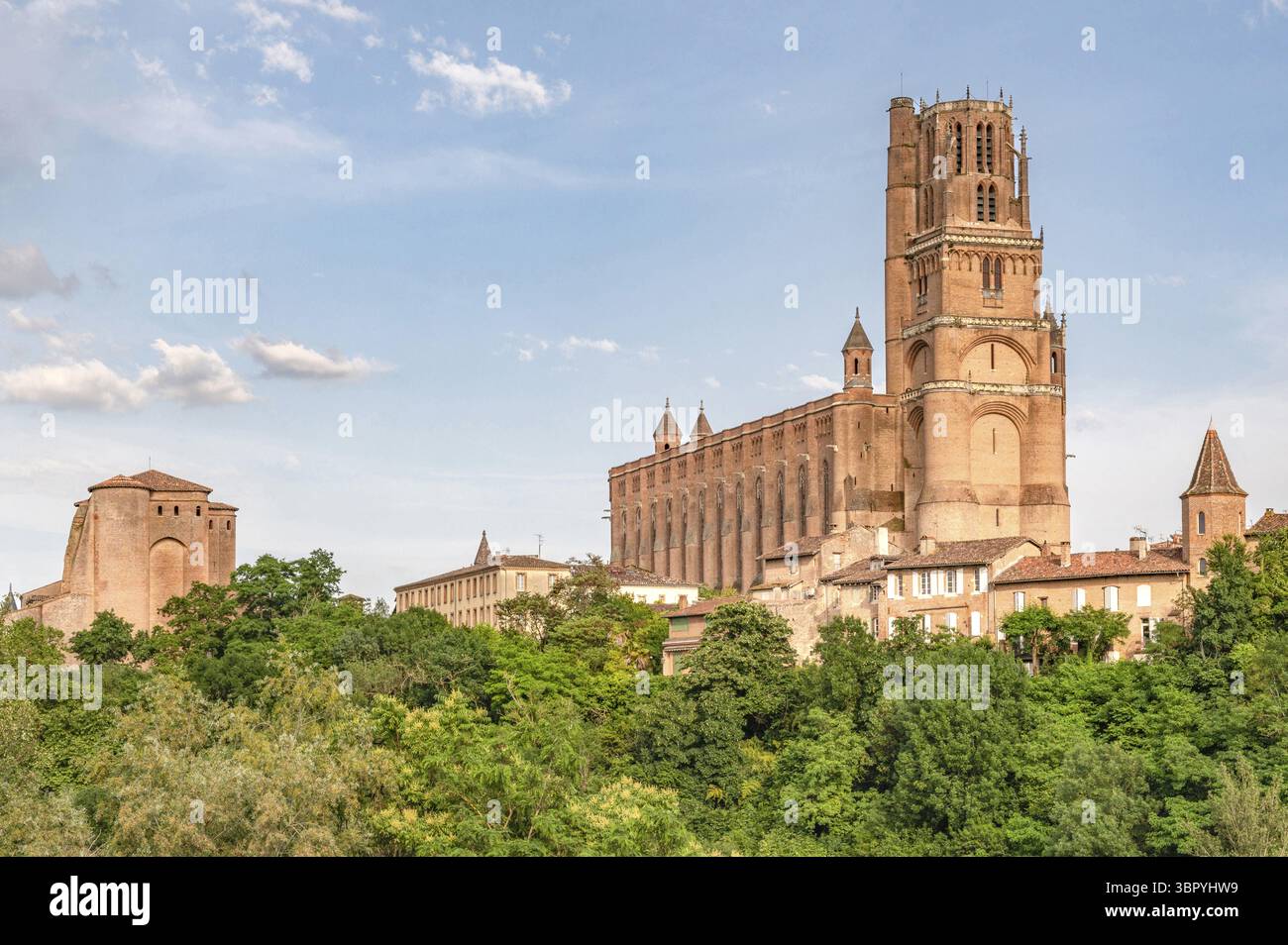 Panoramafoto der gotischen Kathedrale Sainte-Cecile von Albi, der größten Backsteinkirche der Welt, mit ihrer massiven, festungsähnlichen Architektur Stockfoto