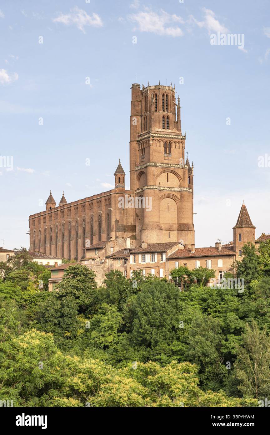 Panoramafoto der gotischen Kathedrale Sainte-Cecile von Albi, der größten Backsteinkirche der Welt, mit ihrer massiven, festungsähnlichen Architektur Stockfoto