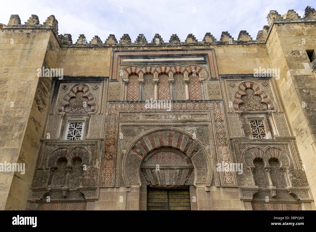 Außenwände der Kathedrale Mezquita-Catedral de Cordoba (Moschee-Kathedrale von Cordoba) mit geschnitzten Fenstern und Türen aus der maurischen Zeit in Stockfoto