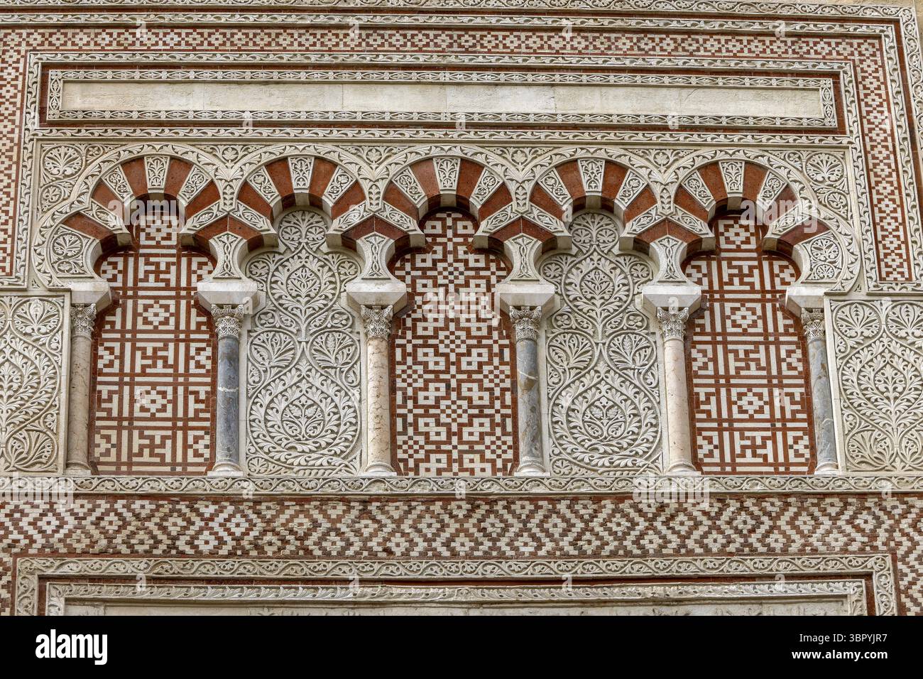 Außenwände der Kathedrale Mezquita-Catedral de Cordoba (Moschee-Kathedrale von Cordoba) mit geschnitzten Fenstern und Türen aus der maurischen Zeit in Stockfoto