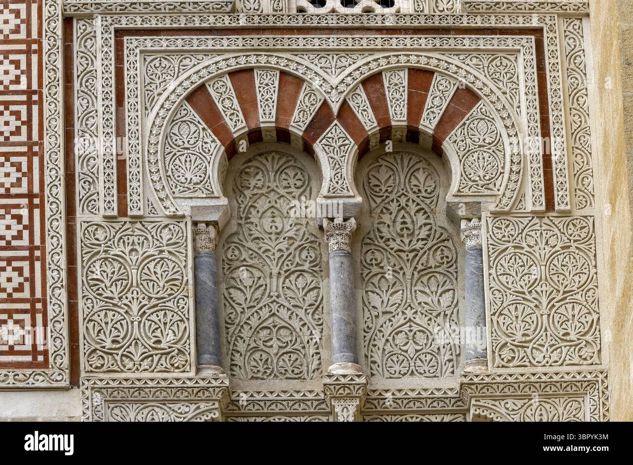Außenwände der Kathedrale Mezquita-Catedral de Cordoba (Moschee-Kathedrale von Cordoba) mit geschnitzten Fenstern und Türen aus der maurischen Zeit in Stockfoto