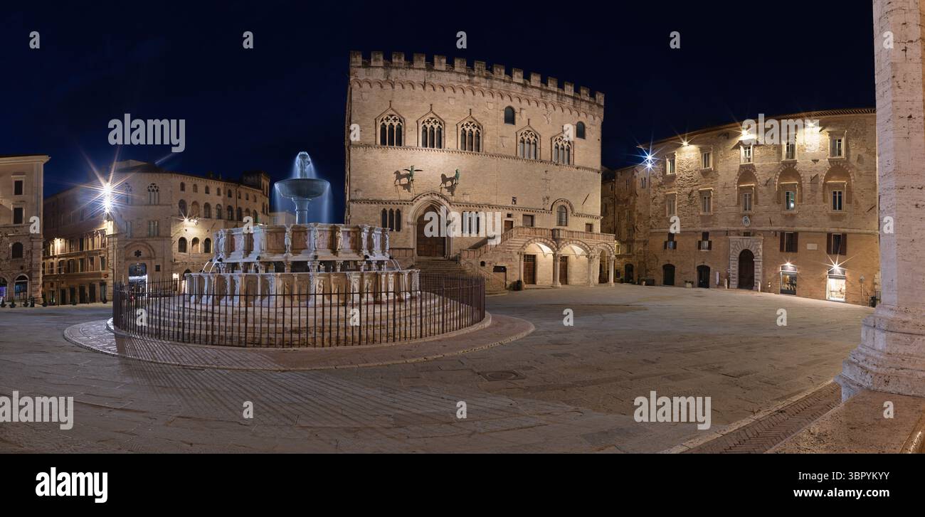 Titel: Perugia - der Hauptplatz der Altstadt - Piazza IV Novembre bei Nacht. Stockfoto